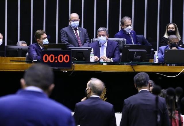 Imagem da noticia Câmara aprova compra de insumos contra covid-19 sem licitação