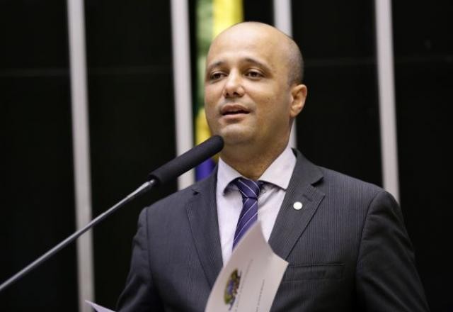 Aliados de Lira querem abrir Mesa Diretora para deputados suspensos do PSL