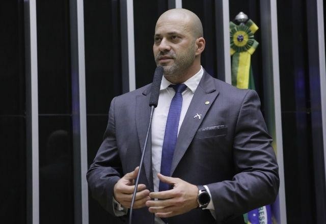 Daniel Silveira passa a noite na Câmara para fugir da tornozeleira