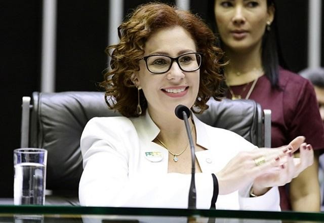 Imagem da noticia Carla Zambelli recebe alta de hospital em Brasília
