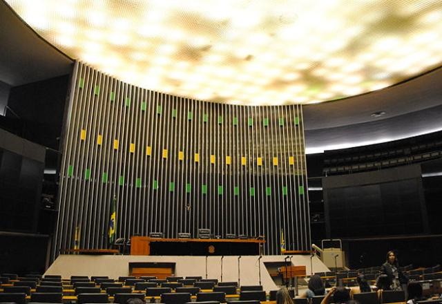 Poder Expresso: Câmara dá aumento a parlamentares, ministros e presidente