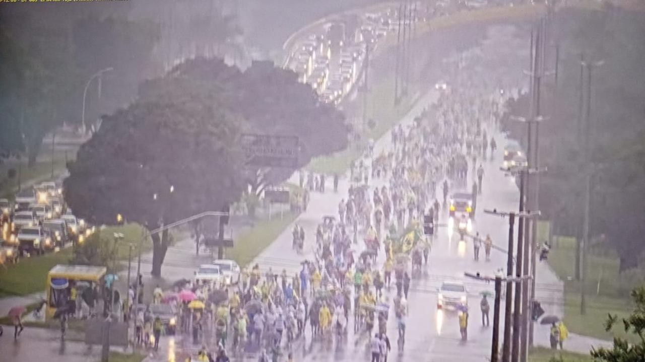 Imagem da noticia Após raio e feridos, organizadores de caminhada de Nikolas são orientados a encerrar ato