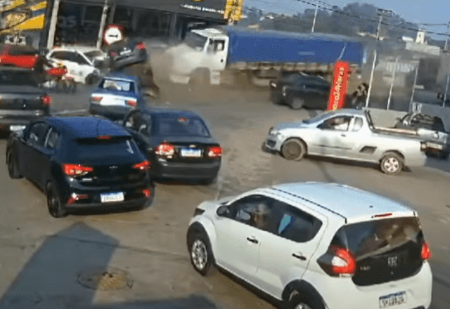 Imagem da noticia Caminhão perde freio e provoca acidente grave em Franco da Rocha, grande São Paulo