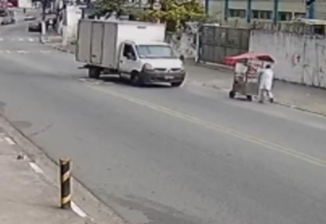 Caminhão atropela carrinho de lanches e deixa casal sem renda