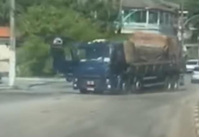 Imagem da noticia Criminoso pula de caminhão em movimento ao avistar viatura da PM