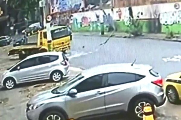 Caminhão bate em nove veículos e atropela dez pessoas no Rio