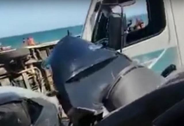 Motorista de reboque bate em 8 carros e causa confusão em praia