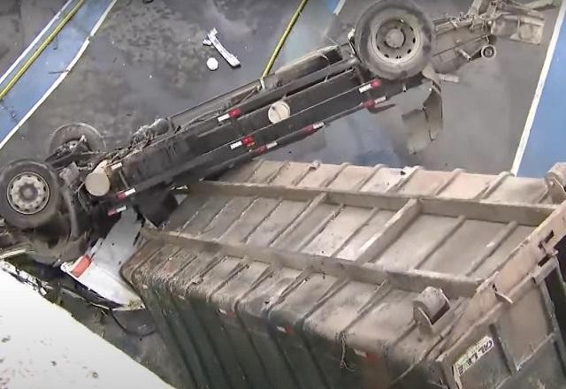 SP: caminhão despenca de viaduto e mata motorista