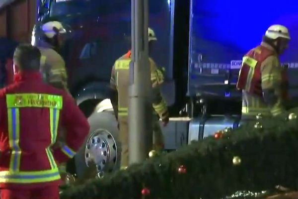 Caminhão invade feira de Natal e mata pelo menos 9 pessoas em Berlim