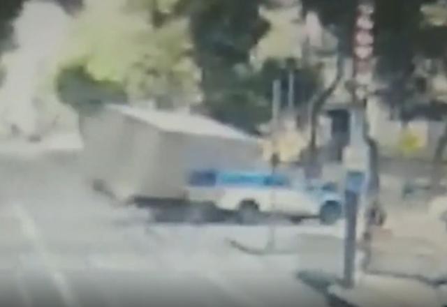 Imagem da noticia Caminhão tomba após colidir com viatura da PM e deixa 9 feridos