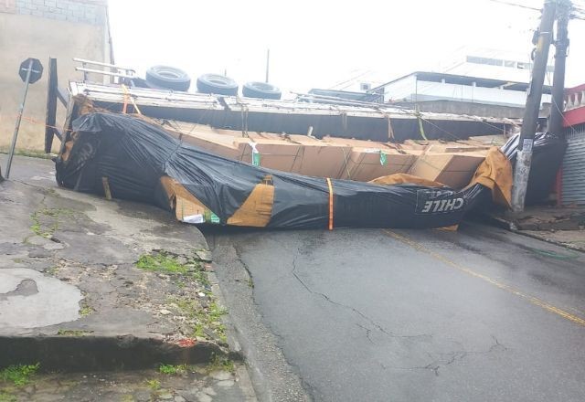 Imagem da noticia Caminhão tomba e fecha acesso à Raposo Tavares na grande São Paulo