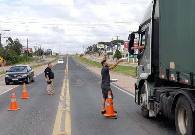Imagem da noticia Caminhoneiros recebem doação de marmitas em rodovias de Santa Catarina