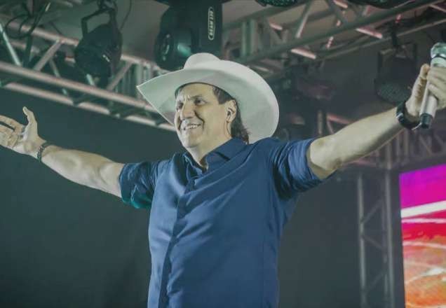 Imagem da noticia Cantor sertanejo morre após ter infarto durante show