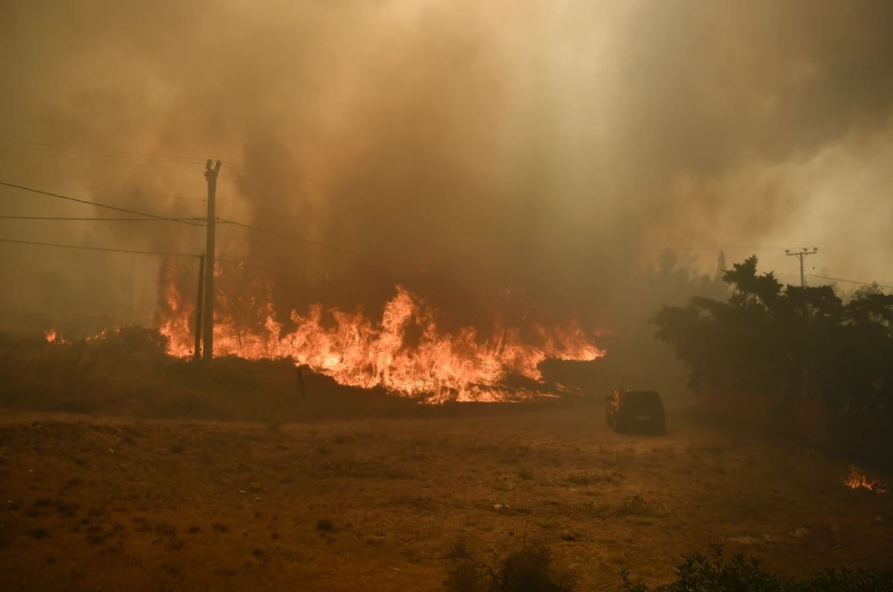 Incêndios florestais se aproximam de Atenas e Grécia ordena evacuações em massa