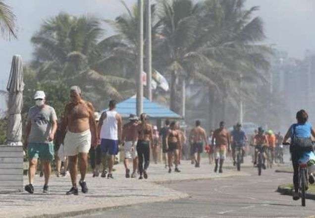 Imagem da noticia Cariocas vão à praia no feriado e secretária fala em colapso na saúde