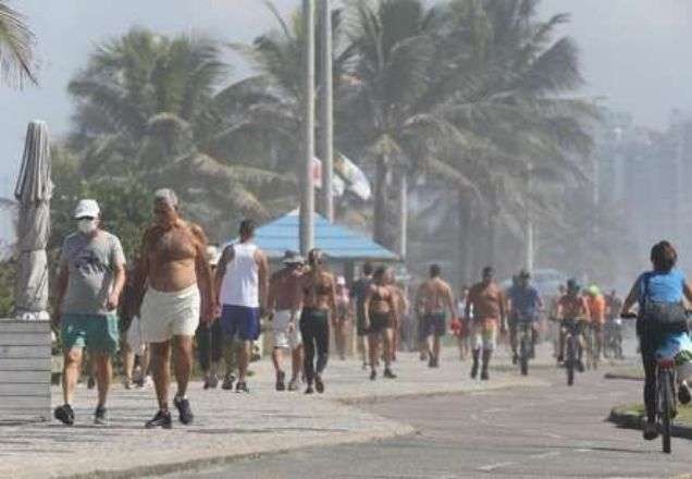 Cariocas vão à praia no feriado e secretária fala em colapso na saúde