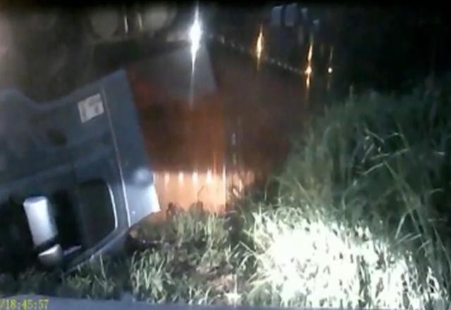 Imagem da noticia Vídeo flagra carreta batendo em 4 carros e tombando na pista oposta; assista