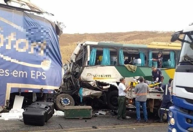 Imagem da noticia Batida frontal entre carreta e ônibus mata ao menos duas pessoas e fere 21 em Minas Gerais