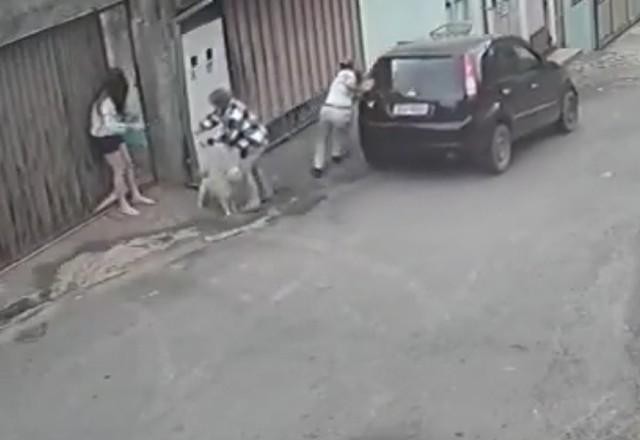 Imagem da noticia Após motorista estacionar, carro desgovernado desce ladeira e capota