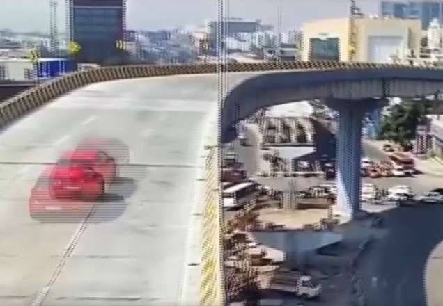 Carro a 100 km/h despenca de viaduto e atinge pedestres na Índia