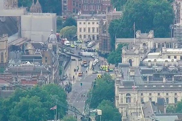 Carro atropela ciclistas e avança contra barreira em frente ao Parlamento Britânico