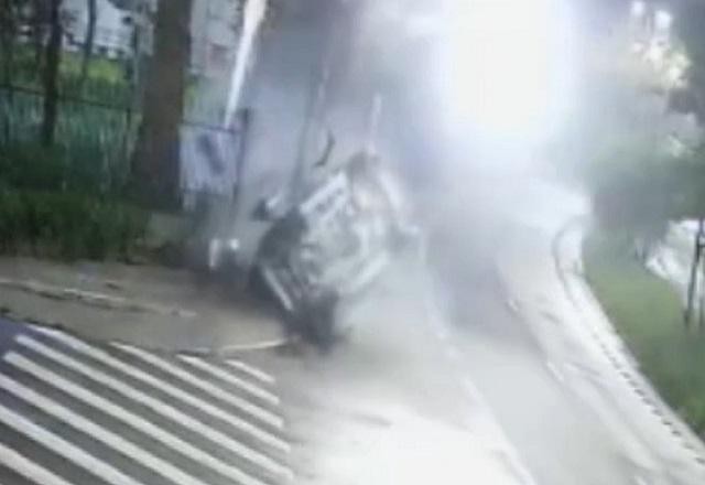 Flagra: motorista colide, derruba poste e explode fiação elétrica