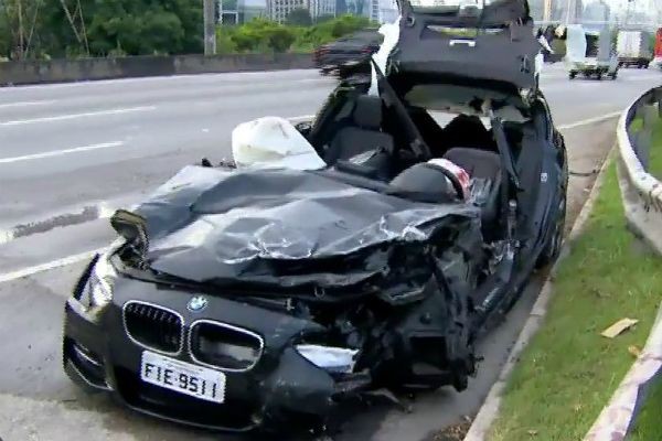Imagem da noticia Carro de luxo provoca o capotamento de outros dois veículos em SP