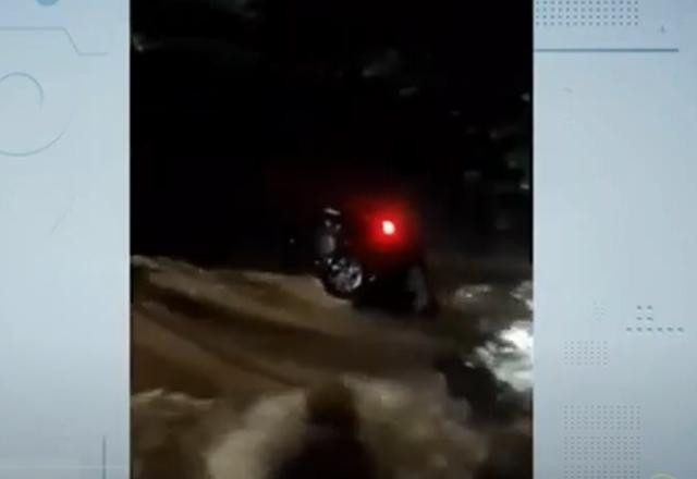 Imagem da noticia Idosa cai com veículo em córrego e desaparece durante chuva em SP