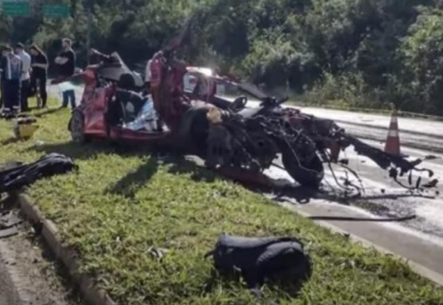 RS: Trio de músicos morre a caminho de show após colisão com carreta