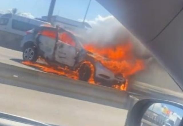 Imagem da noticia Vídeo: traficantes interditam rodovia Washington Luiz no Rio de Janeiro