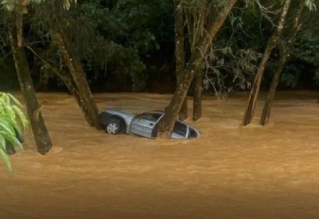 MG: mulher morre arrastada pela água da chuva; carros são levados para córrego