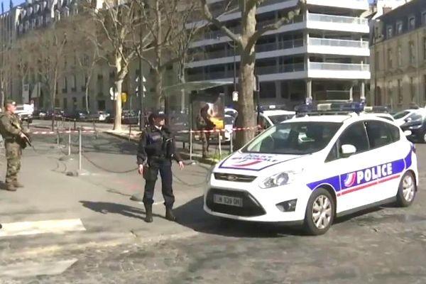 Imagem da noticia Carta-bomba explode e estudante abre fogo na França
