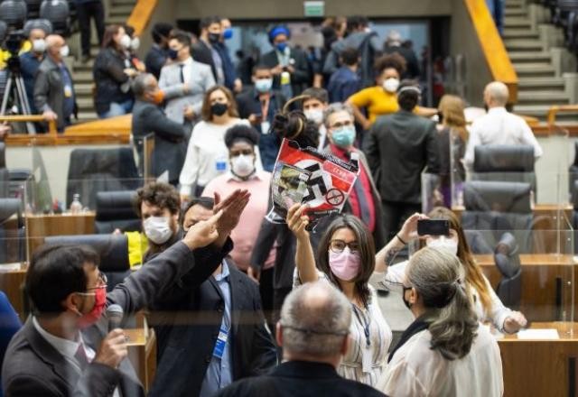 Imagem da noticia Debate sobre 'passaporte da vacina' no RS tem agressões e suástica