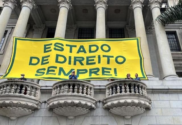 Poder Expresso: país tem atos pela democracia; Bolsonaro ironiza