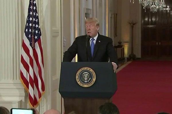 Casa Branca suspende credencial de jornalista que discutiu com Trump