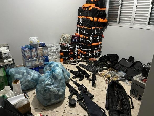 Imagem da noticia Depósito e laboratório tinham 1,3 toneladas de cocaína e armamento pesado em SC 