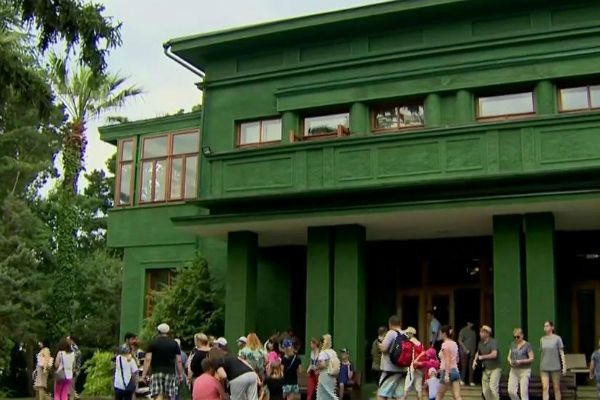 Casa de veraneio do ex-líder Josef Stalin atrai turistas em Sochi