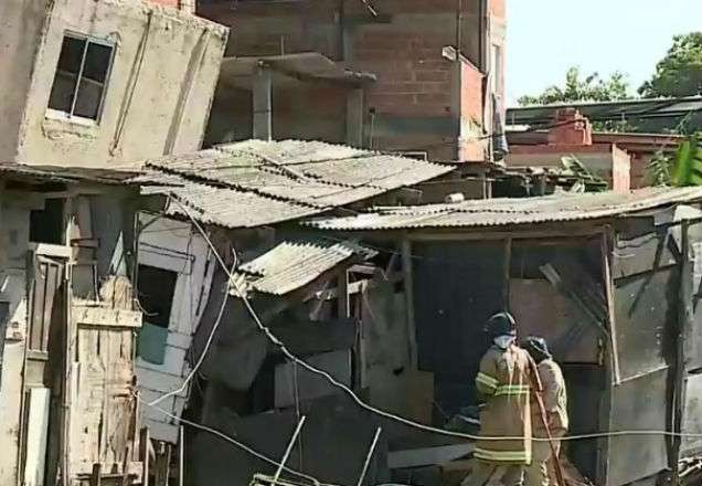 Casa desaba em cima de mãe e filho pequeno no RJ