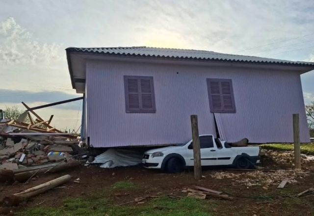 Imagem da noticia Casa vai parar em cima de carro durante tornado em Santa Catarina