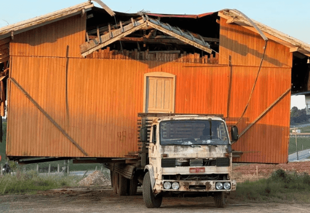Casa sobre rodas? Caminhão transporta residência inteira e choca moradores em Santa Catarina