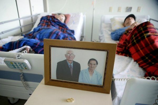 Imagem da noticia Casal de mais de 80 anos emociona hospital e fica internado junto