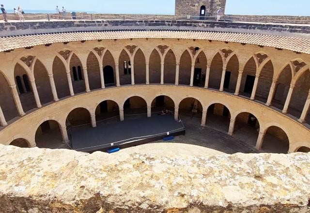 O Castelo de Bellver em Mallorca -- a ilha de Rafael Nadal