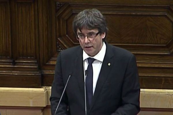 Imagem da noticia Catalunha declara independência, mas líder pede suspensão do processo para buscar diálogo 