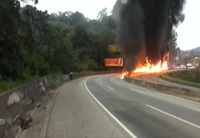 Caminhão provoca incêndio após tombar com 60 mil litros de gasolina