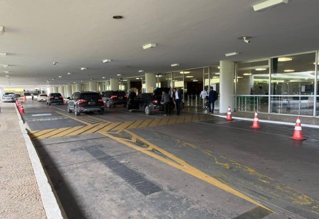 Imagem da noticia Alcolumbre cria mais um privilégio a senadores e deputados: trânsito exclusivo de acesso ao Congresso