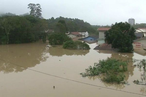 Chuva e inundações afetam mais de 27 mil pessoas em Santa Catarina