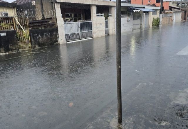 Imagem da noticia Tempestade causa alagamento e caos na Baixada Santista (SP)