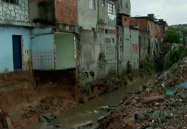 Chuva provoca desabamento em Osasco e caos em São Paulo