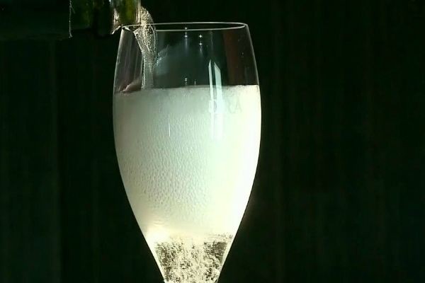 Imagem da noticia Cinco milhões de garrafas de espumante devem ser vendidas este mês