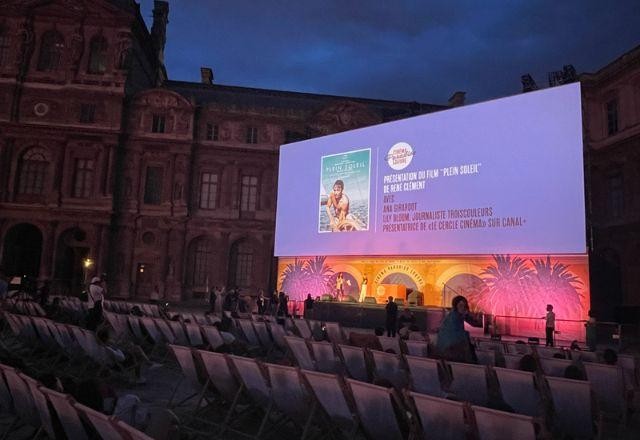 O maior museu do mundo se transforma na maior sala de cinema a céu aberto, em Paris